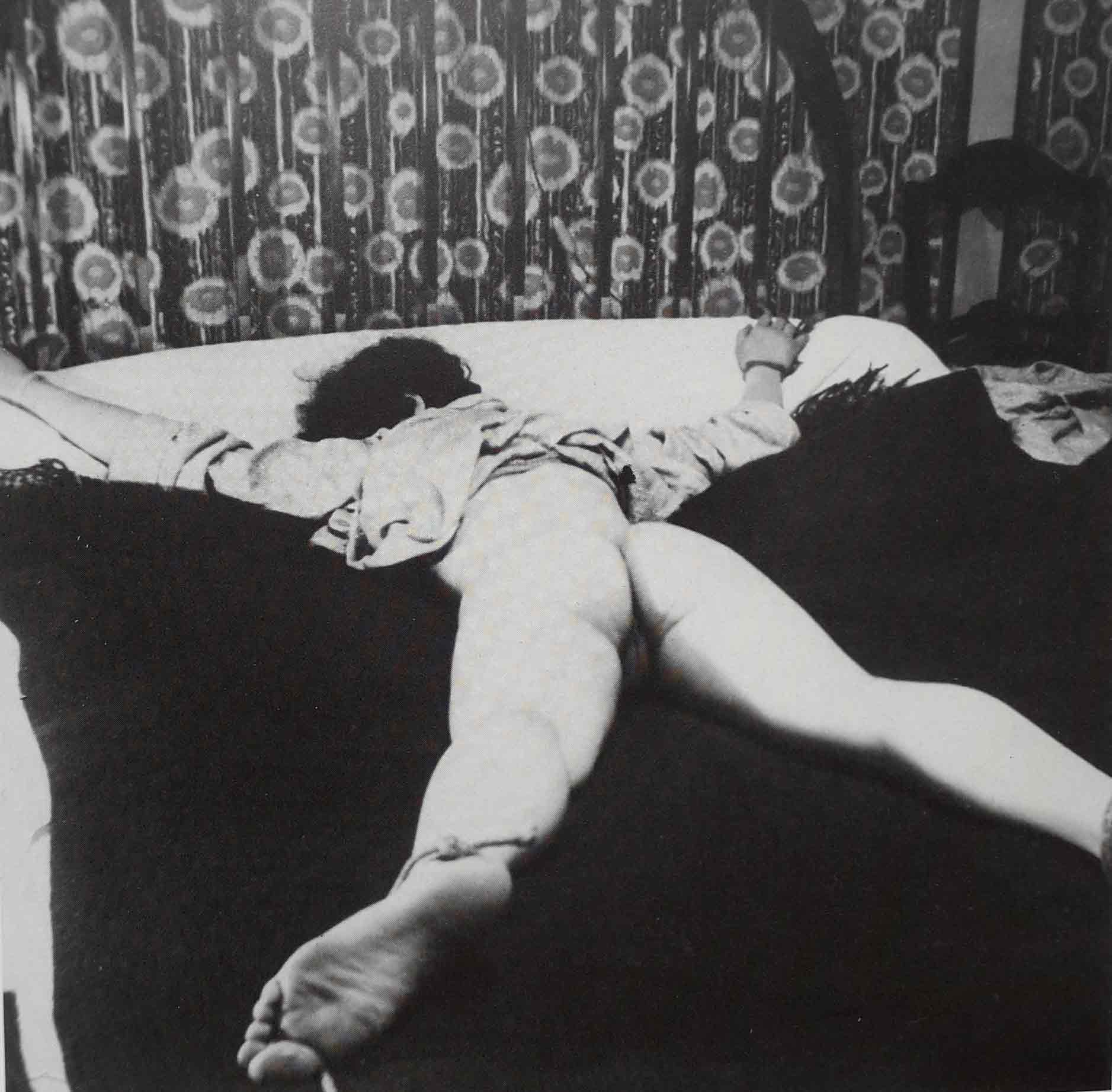 Photo amateur ancienne femme nue attachée BDSM