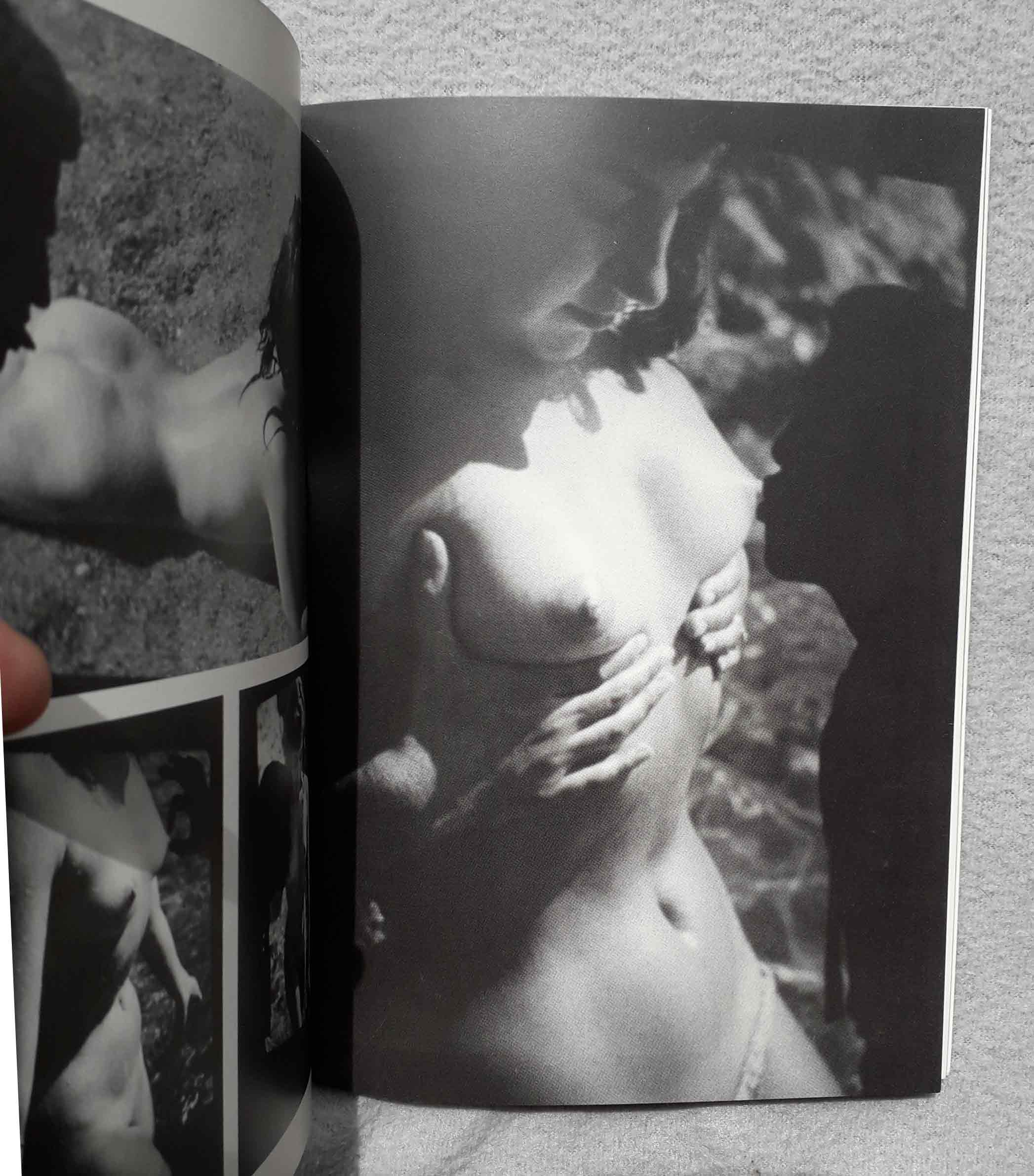 Photo amateur ancienne femme nue qui tient ses seins