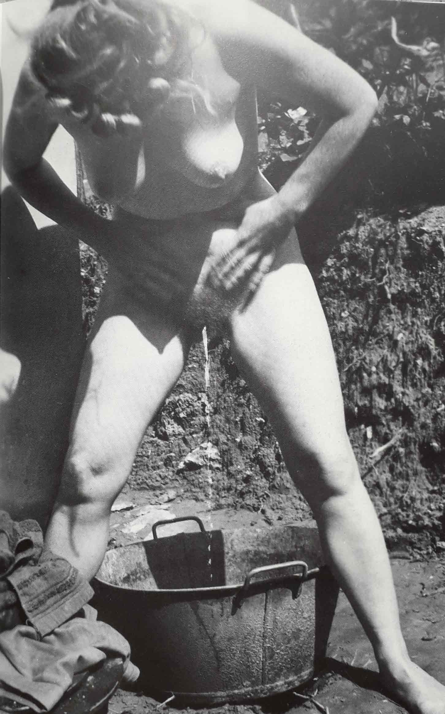 Photo amateur ancienne femme nue qui fait pipi