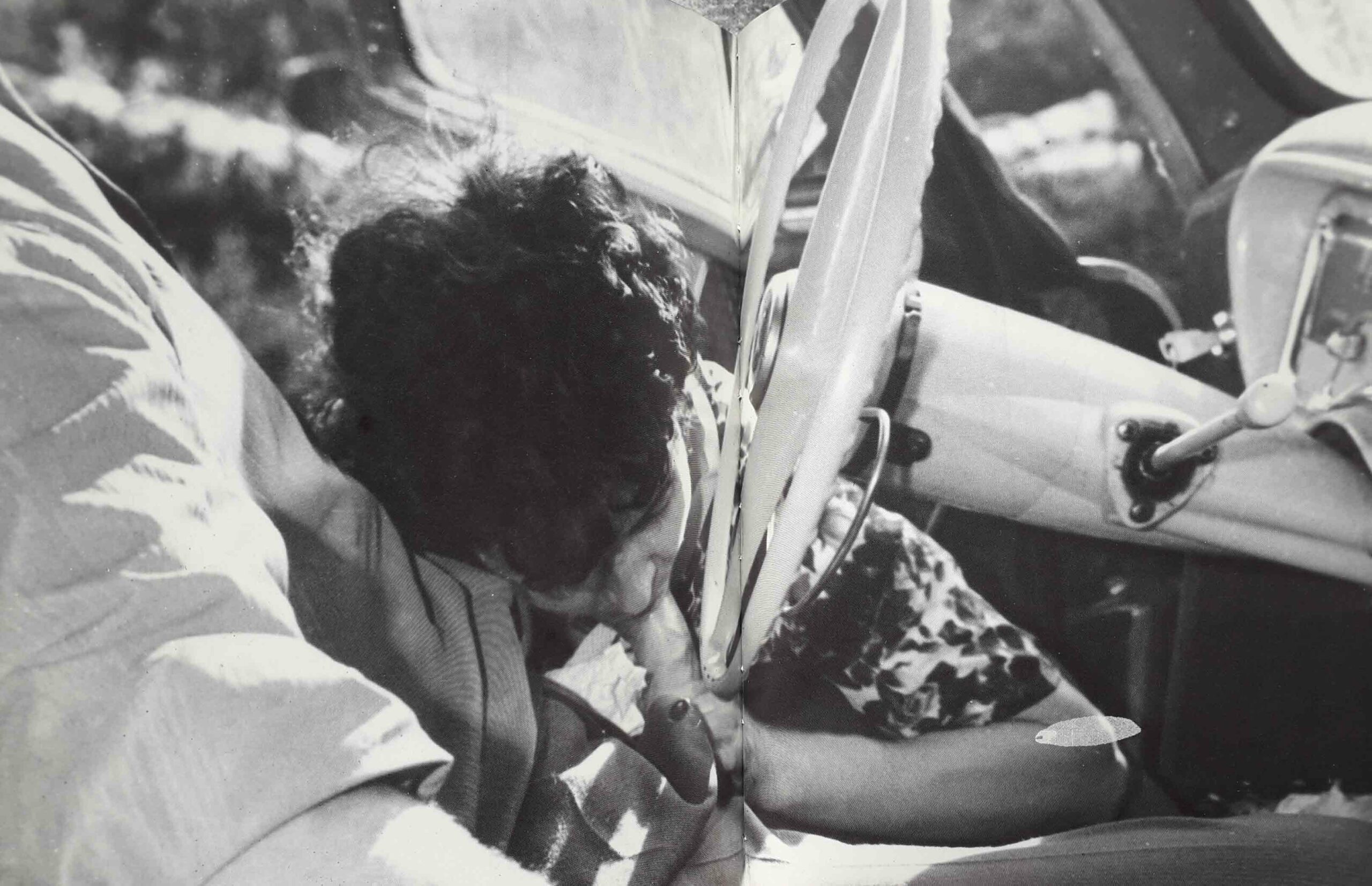 Photo amateur ancienne femme qui fait une fellation dans une voiture