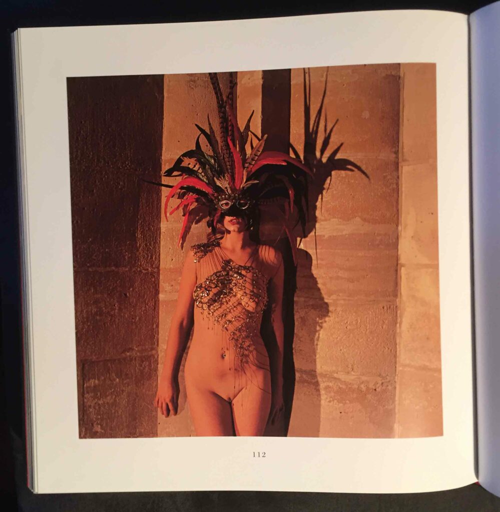 O totalement nue portant son masque de chouette, dans Histoire d'O de Pauline Réage